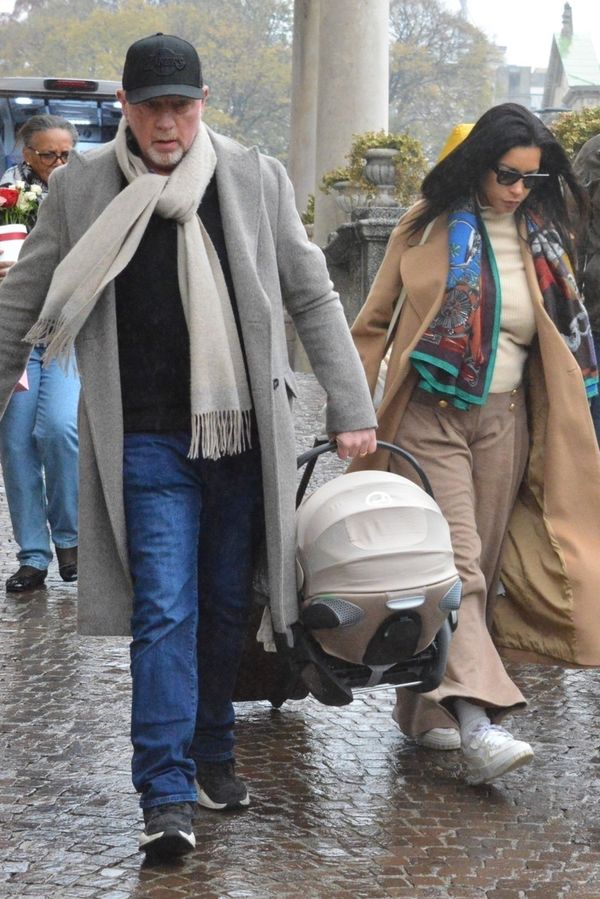 Mohl by být dědečkem, ale hrdě nosí týdenní dcerku. Boris Becker a jeho žena z afrického ostrova zvěčněni s miminkem - fotka 1/1