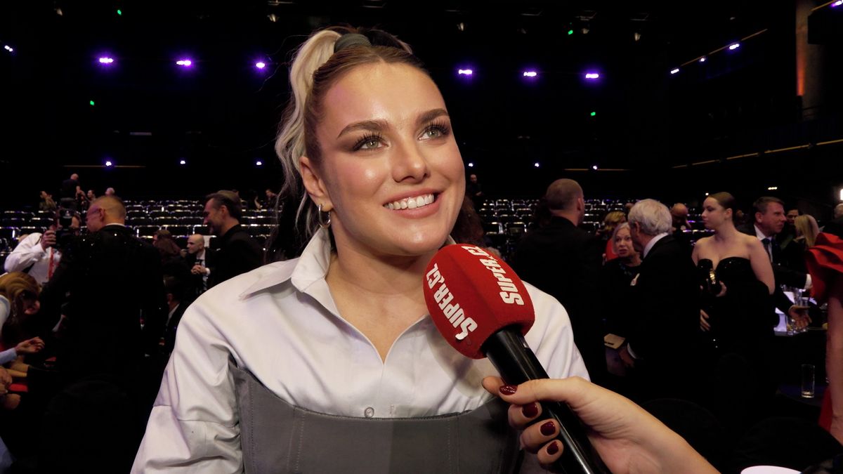 Ewa Farna utažená v korzetu a s šíleným účesem: Vlasy jí vytáhly obličej a hlavu málem neudržela!