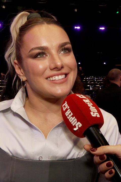 Ewa Farna utažená v korzetu a s šíleným účesem: Vlasy jí vytáhly obličej a hlavu málem neudržela!