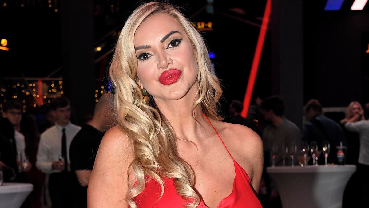 Bobina z Bachelora zazářila v tenkých šatech bez podprsenky! Sexy blondýnka v sobě playmate nezapře