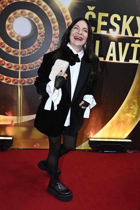 Vyfoukla sako návrháři, ale na kalhoty nebo sukni zapomněla: Anna K se promenovala jen v mini kraťáscích