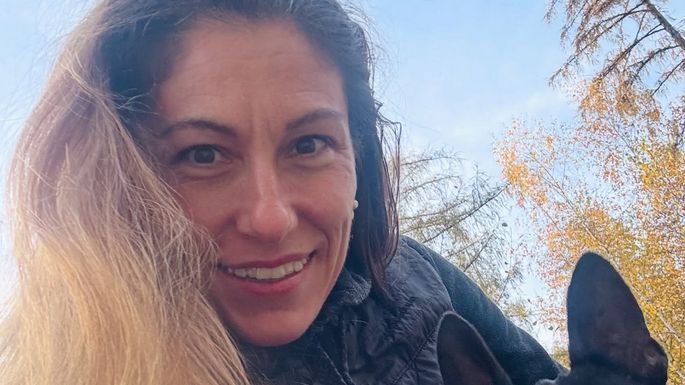 Šetřete, nová vláda vás zadluží, vyzvala Eva Decroix. A z čeho? ptali se lidé. Pak řešili chybějící oko jejího miláčka