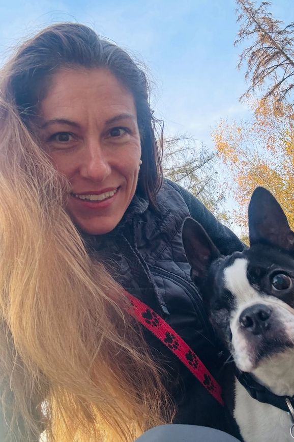 Šetřete, nová vláda vás zadluží, vyzvala Eva Decroix. A z čeho? ptali se lidé. Pak řešili chybějící oko jejího miláčka - fotka 1/1