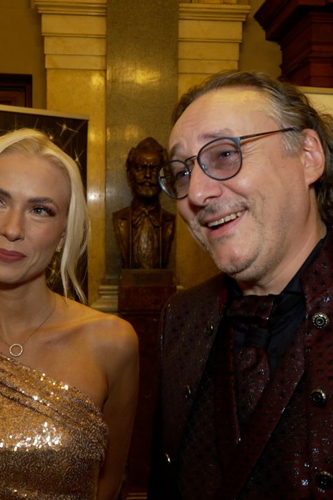 Kráska, která nejvíce zářila na Tháliích? Ve zlaté róbě nešla přehlédnout sexy partnerka hvězdy 4 Tenorů