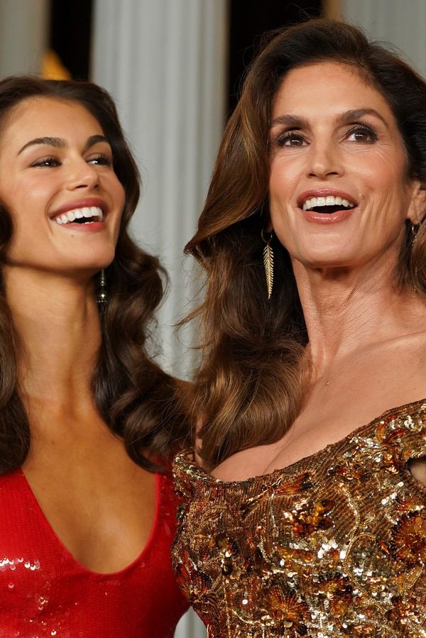 Nádhera! Cindy Crawford a její dcera Kaia nechaly vyniknout dokonalá těla v třpytivých šatech - fotka 1/1