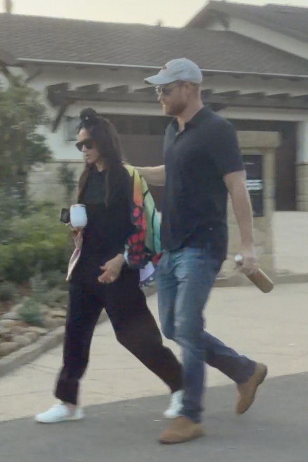 Meghan a Harry vzali děti na koledu: Kostým Markle u fanoušků totálně propadl. Ale divíte se? - fotka 1/1