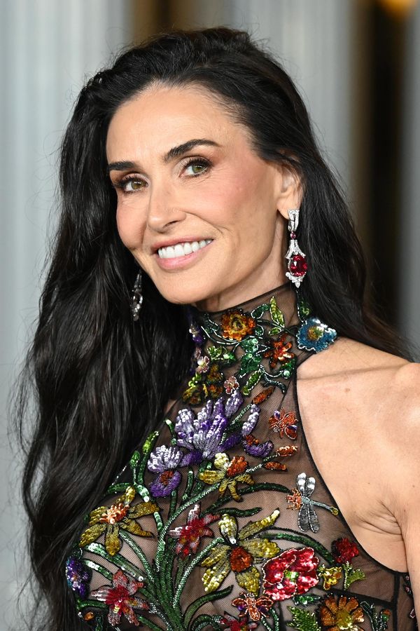 Demi Moore uchvátila v ‚nahé‘ róbě, ale její implantáty lidem nedají spát: Ten napravo jí padá dolů! řeší divoce - fotka 1/1