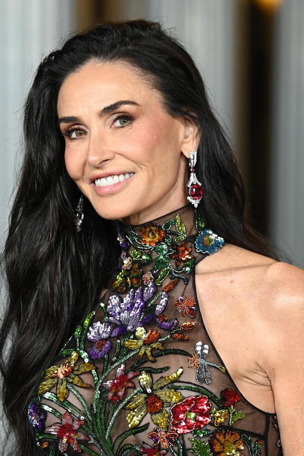 Demi Moore uchvátila v ‚nahé‘ róbě, ale její implantáty lidem nedají spát: Ten napravo jí padá dolů! řeší divoce - fotka 1/1
