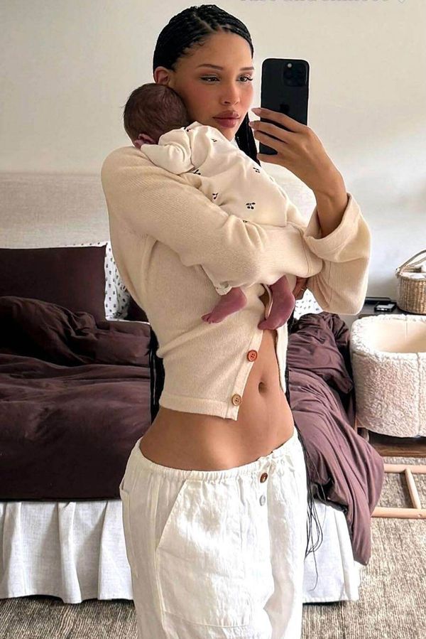 Dva týdny po porodu a břicho jak z reklamy. Modelka šokovala svět fotkou, která rozděluje fanoušky na dva tábory   - fotka 1/1