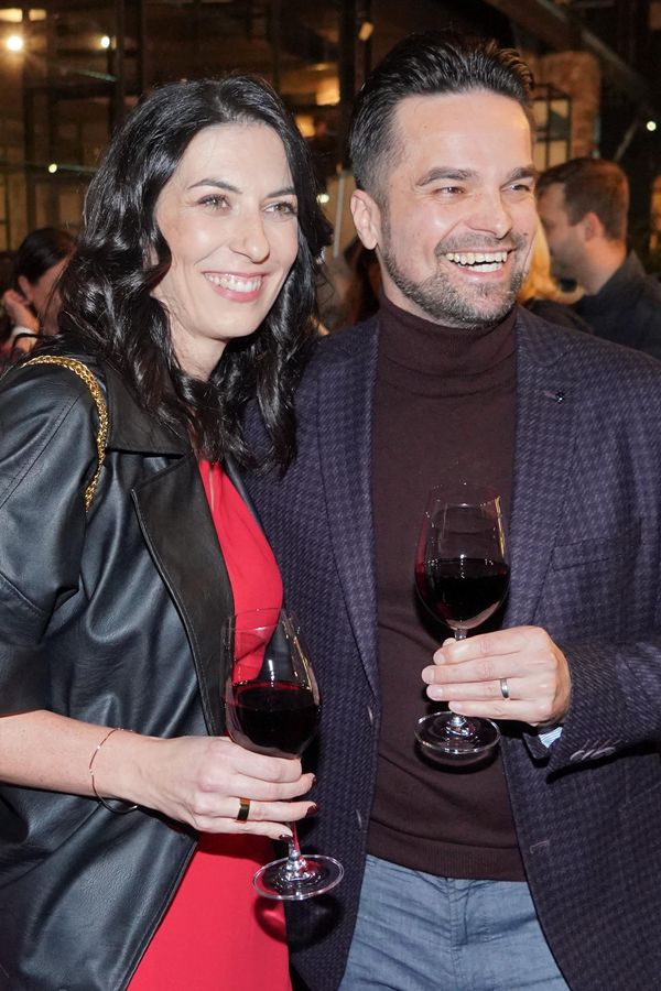 Markéta Pekarová Adamová se s manželem dost odvázala: Fotografům předvedli žhavou líbačku. Hosté nevěděli kam s očima - fotka 1/1