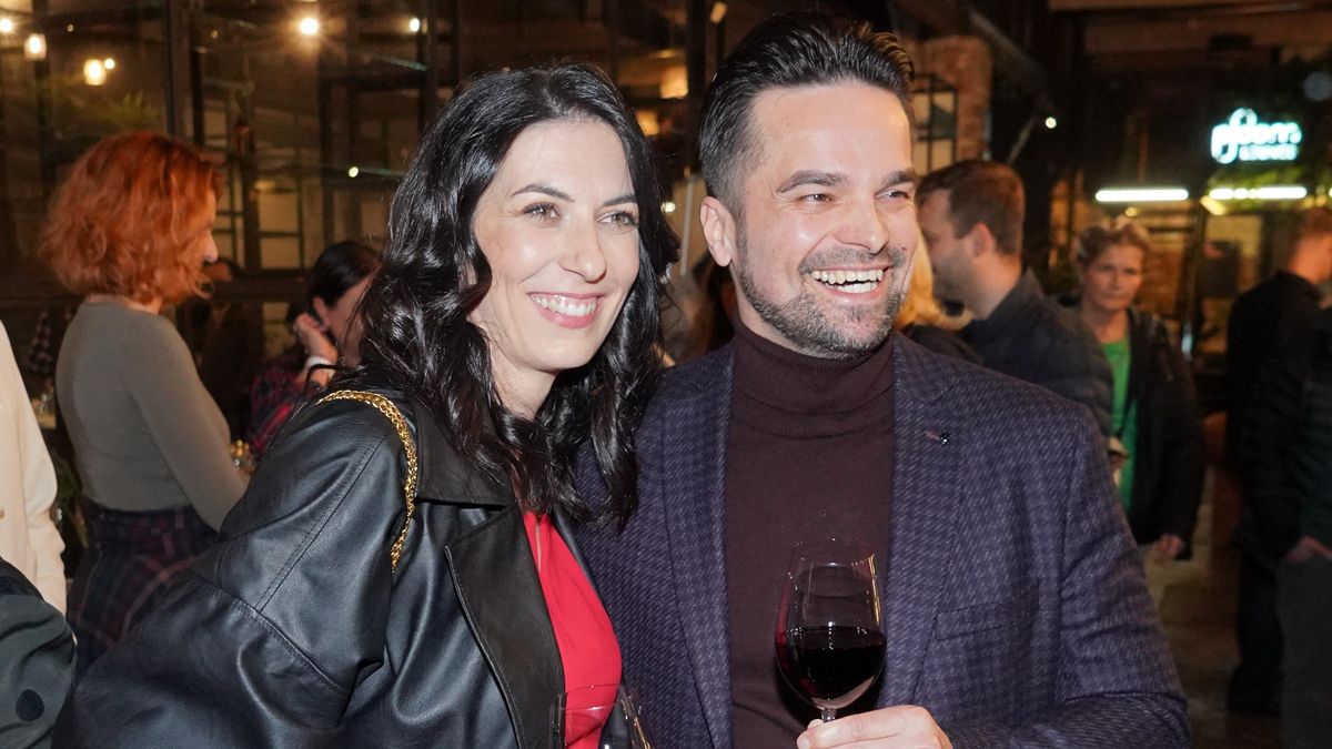 Markéta Pekarová Adamová se s manželem dost odvázala: Fotografům předvedli žhavou líbačku. Hosté nevěděli kam s očima