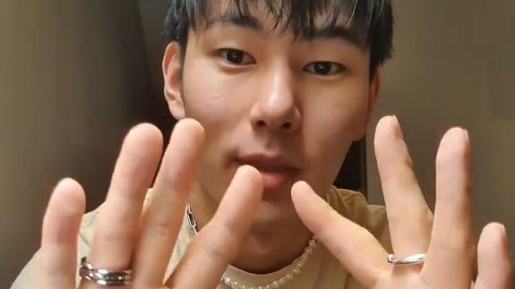 Muž se narodil bez palců na rukách a popsal, jak se mu žije: Zvládám všechno kromě jedné věci, říká