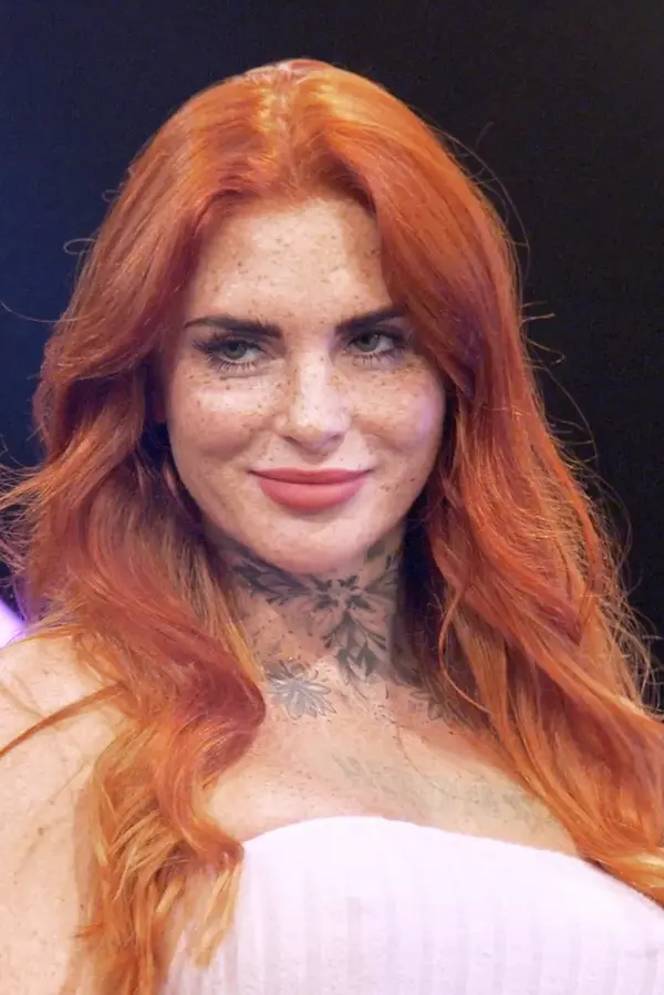 Jen titěrné kalhotky a přiléhavé tričko! Sexy zrzka z Naked Attraction vystavila své ženské zbraně - fotka 1/1