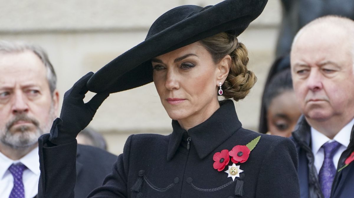 Princezna Kate ohromila v černé a dojala svět. Náš národ má takové štěstí, že vás má, rozplývají se Britové