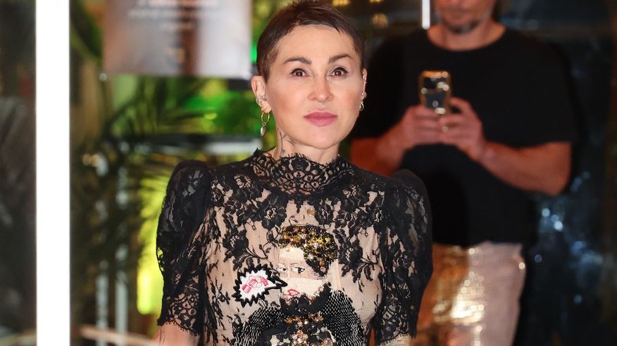 Kaira Hrachovcová nacpala ňadra do skutečně miniaturních plavek. Výsledkem ohromila i Alici Bendovou