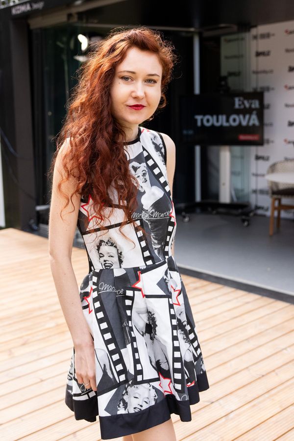 (Polo)nahotou už nejplodnější česká režisérka neohromí, a tak šokuje jinak: Eva Toulová večerní šaty ale zase zazdila - fotka 1/1