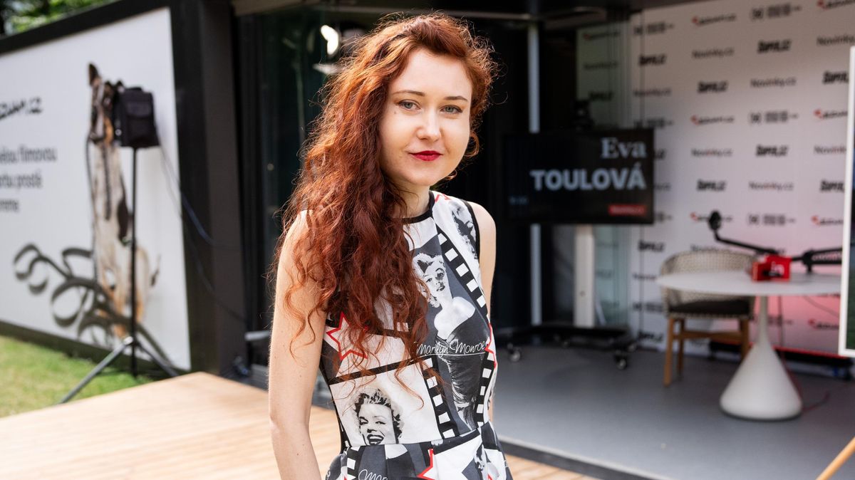 (Polo)nahotou už nejplodnější česká režisérka neohromí, a tak šokuje jinak: Eva Toulová večerní šaty ale zase zazdila