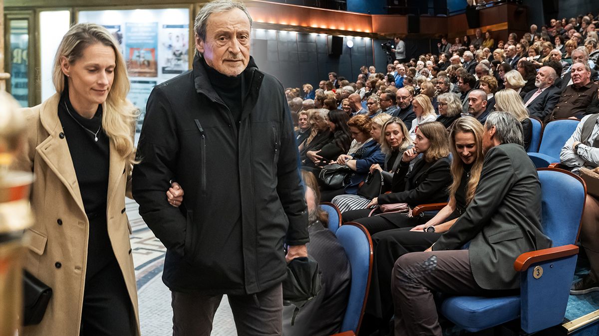 Kvůli ní se rozvedl s Veronikou Žilkovou: Martin Stropnický vyrazil do divadla s o 30 let mladší partnerkou