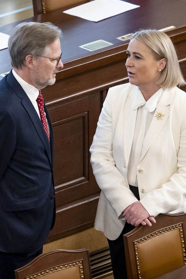 Jana Černochová vychválila sebe i premiéra Fialu: Fanoušci jdou do kolen, nazvala ho tak, že to trumfne mimíska i manžu - fotka 1/1
