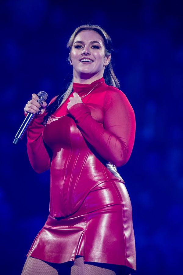 Rudá domina(nce) Ewy Farne: Fanouškům předvedla inferno, došlo i na slzy. Dojatá zpěvačka jim dala volný průchod - fotka 1/1