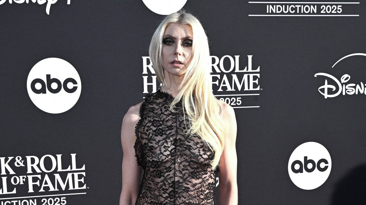 Jako malou ji proslavil trhák Grinch, dnes je drsná rockerka za nestydu: Pod průsvitnými šaty odhalily ňadra