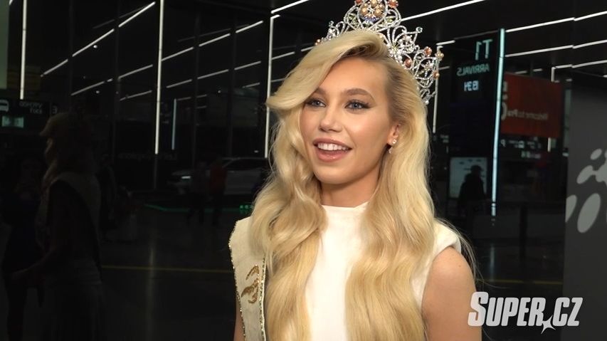 Nová nejkrásnější žena světa je zpátky v Praze! Jak se vám Češka Natálie Puškinová s korunkou Miss Earth líbí?