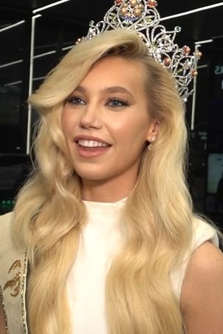 Nová nejkrásnější žena světa je zpátky v Praze! Jak se vám Češka Natálie Puškinová s korunkou Miss Earth líbí?