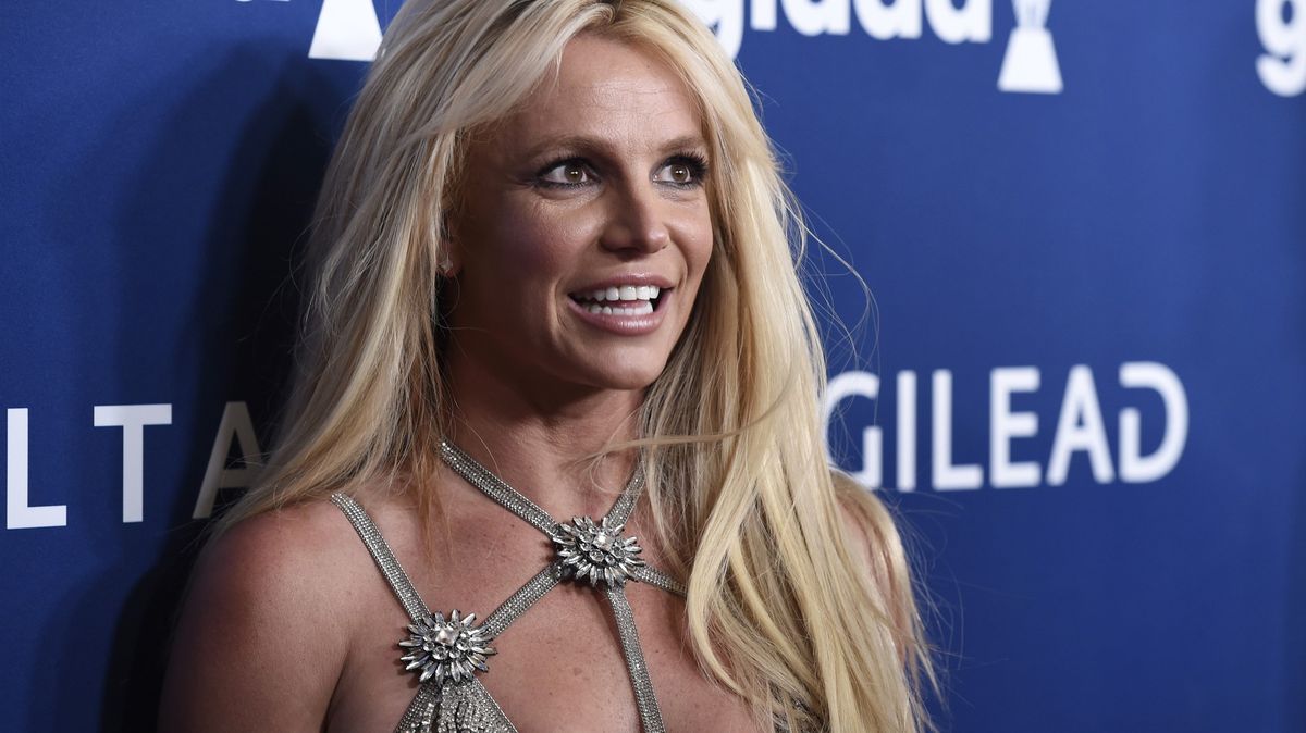 Digitální detox Britney dlouho nevydržela: Po týdnu je zpět jen v prádle a s fotkou záhadného muže