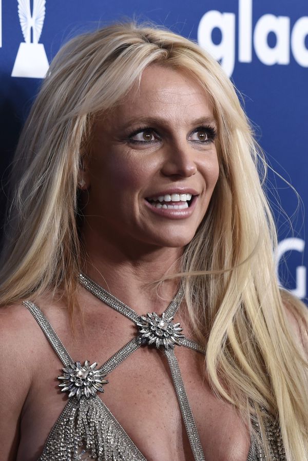 Digitální detox Britney dlouho nevydržela: Po týdnu je zpět jen v prádle a s fotkou záhadného muže - fotka 1/1