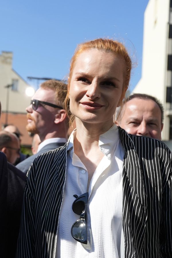 Iva Pazderková si stýská kvůli tour s premiérem, v Plzni ji vyděsila "agresivní hovada": To je bolenka, řekli o ní - fotka 1/1