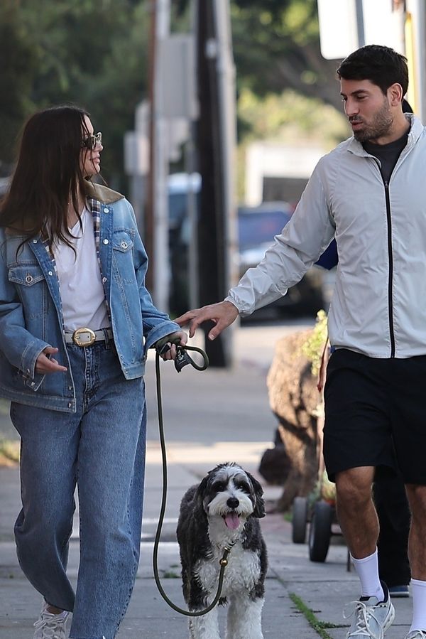 Tohle se Cruisovi nebude líbit: Anu de Armas přistihli s urostlým fešákem v autě - fotka 1/1