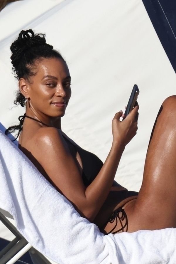 Žádné oblé boky jako sestra Beyoncé, ale zadeček jako dva kmínky: Solange na pláži ukázala křivky i přítele Escobara - fotka 1/1