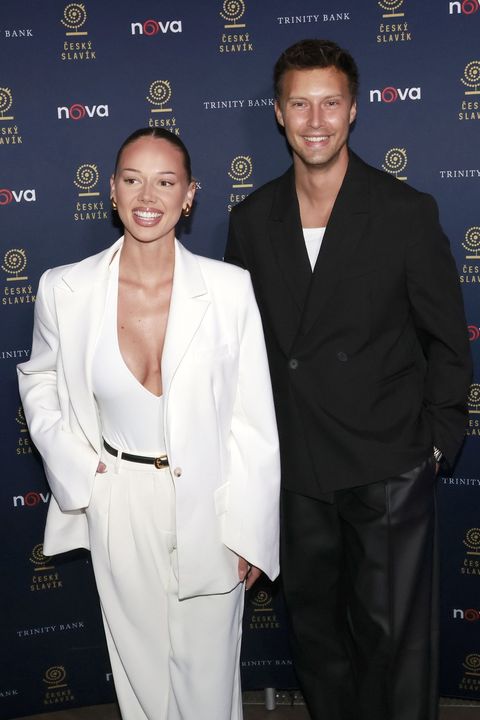 Dvakrát byly obří vnady hvězdy Love Islandu pod kudlou plastického chirurga.Vystavila je v topu s výstřihem až k pupíku!