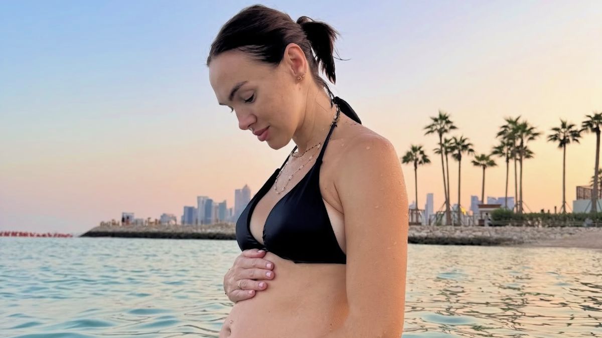 V pátém měsíci má nahoře pouhá tři kila. A to Kamila Nývltová čeká dvojčátka. Zpěvačka šla do plavek!