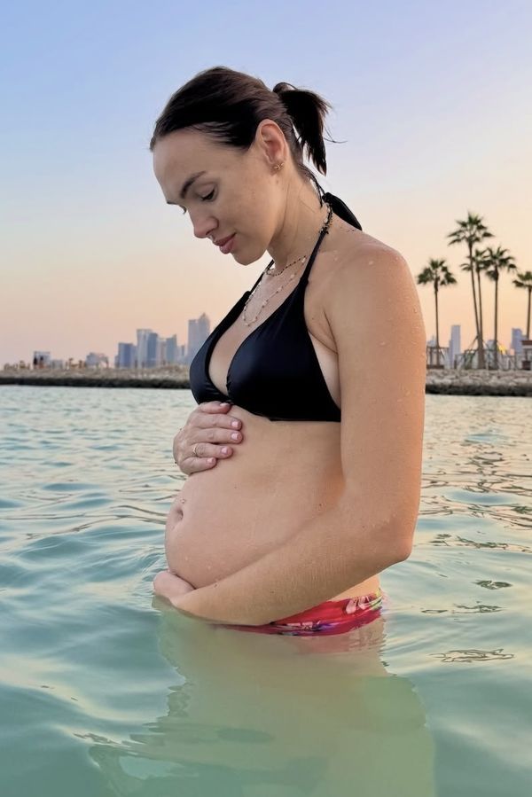 V pátém měsíci má nahoře pouhá tři kila. A to Kamila Nývltová čeká dvojčátka. Zpěvačka šla do plavek! - fotka 1/1