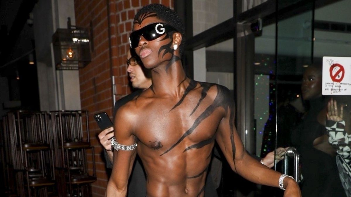 Víte, jak vypadá nejlépe placený model světa? Narozeniny slavil do půl těla nahý