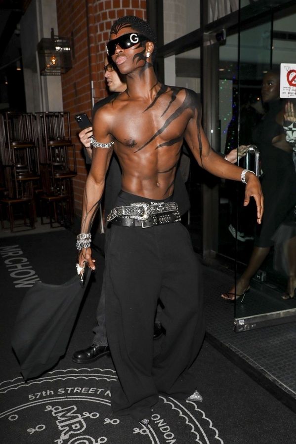 Víte, jak vypadá nejlépe placený model světa? Narozeniny slavil do půl těla nahý - fotka 1/1