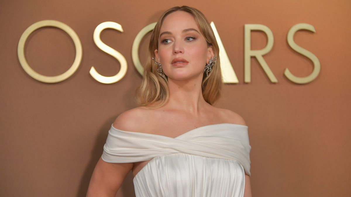 Plenka, nebo šaty měsíce? Jennifer Lawrence rozdělila internet jednoduchým modelem