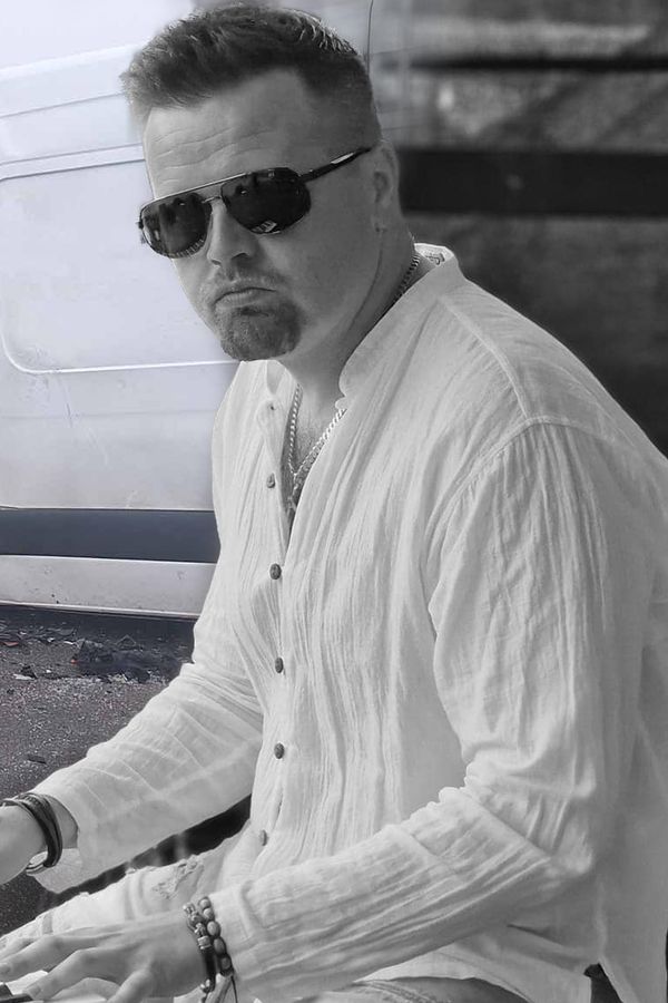 Vydal vánoční píseň a zemřel! Při tragické nehodě zahynul známý zpěvák (†33): Předskakoval Lucii Bílé a No Name - fotka 1/1