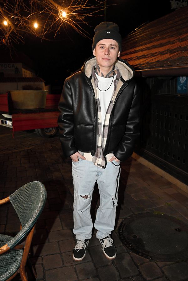 Sádra až ke kolenu! Miláček dívek Vojta Drahokoupil si zlomil nohu. Dvouměsíční čára přes rozpočet, řekl a ruší koncerty - fotka 1/1