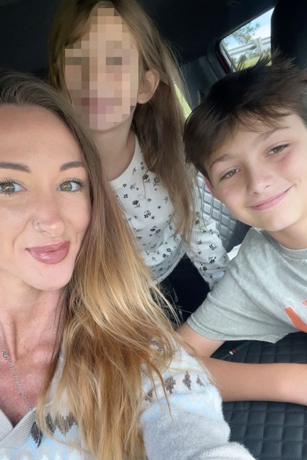 Matka nutí syna, aby si vydělal na dárky pro druhé. Platí mu za domácí práce podle toho, jak dobře je odvede - fotka 1/1