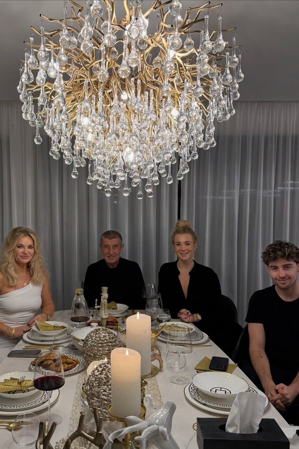 Premiér v černé, Monika v sexy bílých šatech a v pyžamku: Takhle to na Štědrý večer vypadalo u Babišových - fotka 1/1