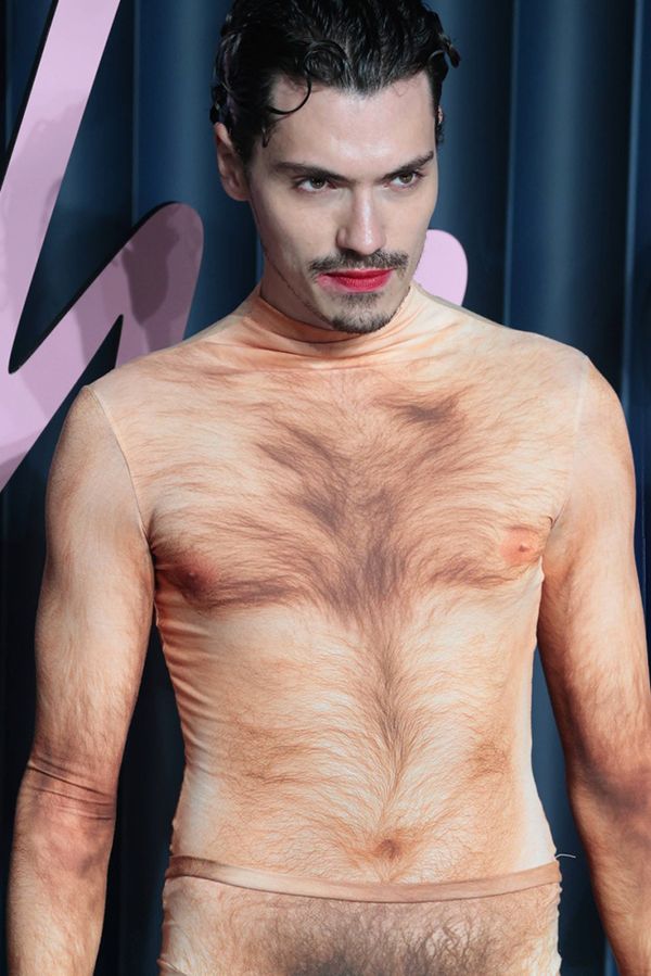 Bianca Censori v mužském vydání: Módní kritik šokoval nahotou na prestižním udílení cen - fotka 1/1