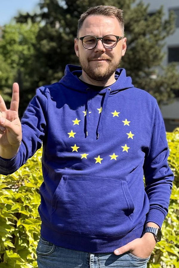 Pirátské slzy nad spadaným listím aneb balada o rozbitém kolenu: Radní Štěrba upadl, roztrhl si kaťata a je z toho haló - fotka 1/1