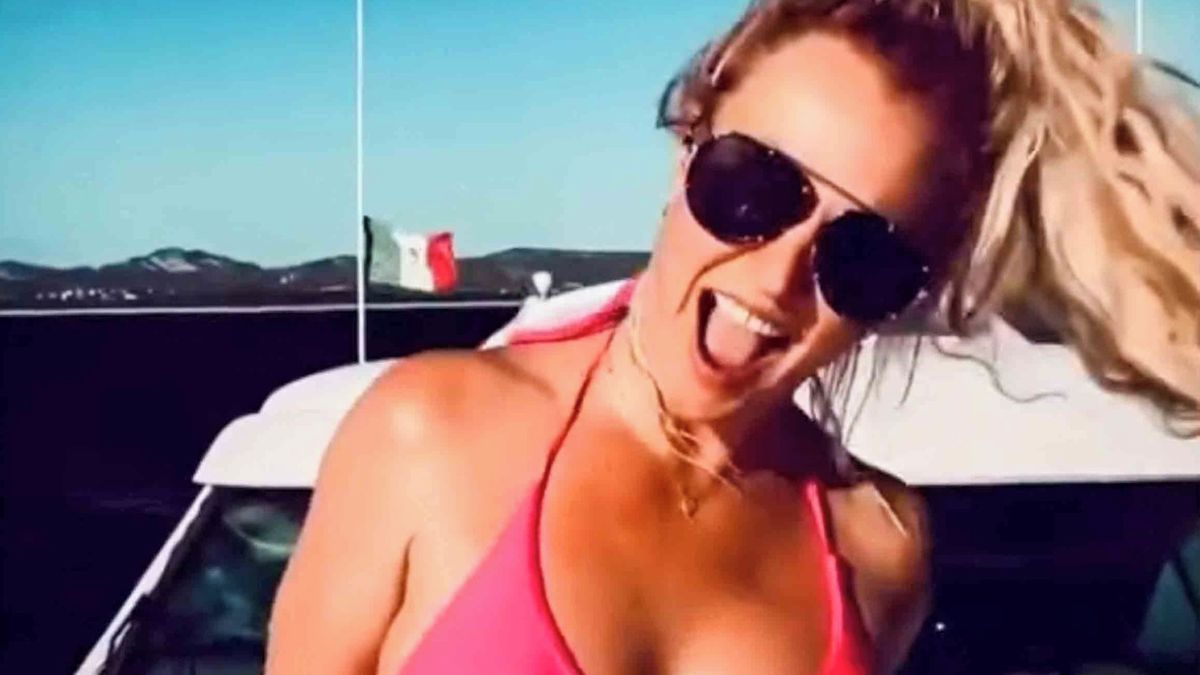 Měla bych zhubnout a obarvit odrosty. Britney Spears si po kritice rodiny spravila chuť tanečkem v průhledné podprsence