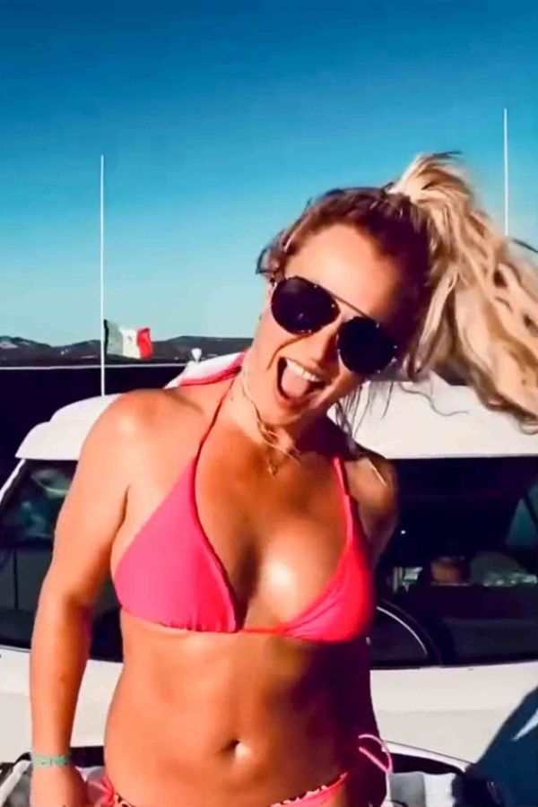 Měla bych zhubnout a obarvit odrosty. Britney Spears si po kritice rodiny spravila chuť tanečkem v průhledné podprsence - fotka 1/1