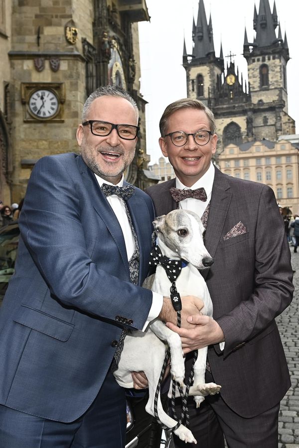 Aleš Cibulka a Michal Jagelka: Romantická svatba na Staroměstské radnici. Podívejte se, jak to ženichům slušelo - fotka 1/1