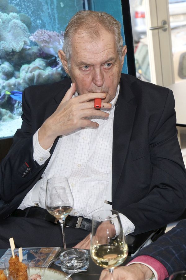 Miloš Zeman se poprvé obešel bez popelníčku: Cigaretu přesto nedal z ruky, stejně jako číši vína. To mu dost jelo  - fotka 1/1