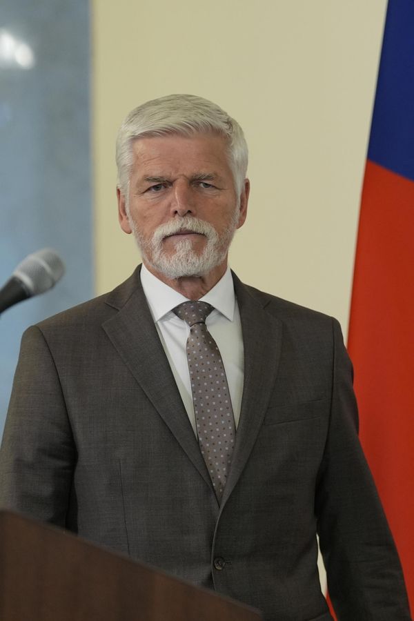 Petr Pavel na obhlídce Krkonoš vynesl legendární pokrývku hlavy: Čepice nenechala v klidu ani známého zpěváka - fotka 1/1