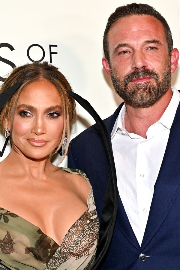 Tohle zabolí! JLo a Ben Affleck se sešli na divadle svých dětí. Herec přijel s exmanželkou, zpěvačky si nevšímal - fotka 1/1